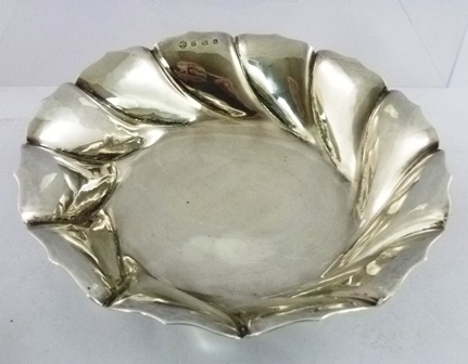 W.S. HUTTON & SONS A SILVER BOWL having fancy swirl surround and moulded wire foot, stamped 33361,