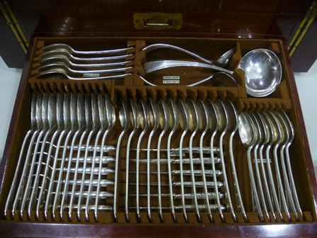 A MAPPIN AND WEBB MAHOGANY CANTEEN OF PLATED FLATWARE, the case with brass side carrying handles, - Image 7 of 8