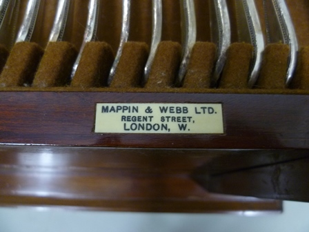 A MAPPIN AND WEBB MAHOGANY CANTEEN OF PLATED FLATWARE, the case with brass side carrying handles, - Image 5 of 8