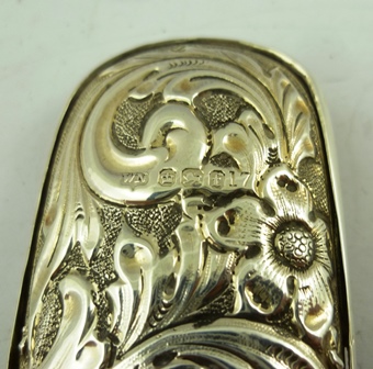 WILLIAM NEALE A SILVER SPECTACLE CASE with acanthus repousse decoration, Sheffield 1898, 16cm long - Image 2 of 2