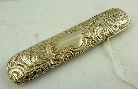 WILLIAM NEALE A SILVER SPECTACLE CASE with acanthus repousse decoration, Sheffield 1898, 16cm long