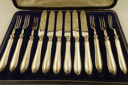 A CASED SET OF "WALKER AND HALL" SILVER PLATED DESSERT KNIVES AND FORKS for six place settings - Image 2 of 3