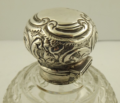 J. COLLYER LTD. A SILVER CAPPED SCENT BOTTLE having scrolled pressed decorated mushroom cap with - Image 4 of 4