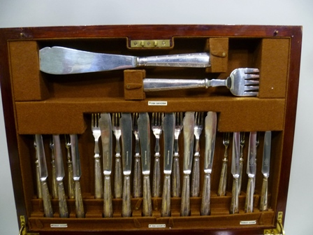 A MAPPIN AND WEBB MAHOGANY CANTEEN OF PLATED FLATWARE, the case with brass side carrying handles, - Image 3 of 8