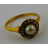 AN EDWARDIAN 1920's 18CT GOLD PEARL AND DIAMOND CLUSTER RING having central pearl with roses around,