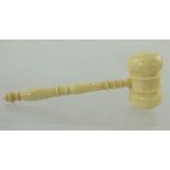 AN EARLY 20TH CENTURY AUCTIONEER'S GAVEL having turned head and handle, 13cm long overall, width