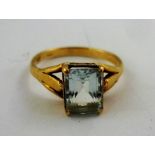 A GOLD COLOURED METAL MOUNTED AQUAMARINE SET RING on a split wire shank stamped 9ct, size Q 1/2