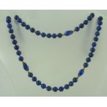 A SINGLE ROW LAPIS LAZULI BEAD NECKLET, having globular and facetted Lapis strung with globular gold