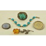 AN ASSORTMENT OF SILVER JEWELLERY to include; a turquoise set ring, a turquoise bracelet, an amber