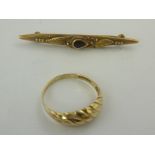 A 9CT GOLD ROPE TWIST PATTERN DRESS RING, and a gold coloured metal BAR BROOCH set with single onyx