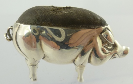 ADIE & LOVEKIN LTD. AN EDWARDIAN NOVELTY SILVER PIG DESIGN PIN CUSHION, Birmingham 1904, 5cm long - Image 2 of 3