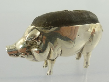 ADIE & LOVEKIN LTD. AN EDWARDIAN NOVELTY SILVER PIG DESIGN PIN CUSHION, Birmingham 1904, 5cm long