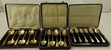 WALKER & HALL A SET OF SIX OLD ENGLISH SILVER SUNDAE SPOONS each with plain rounded bowl,