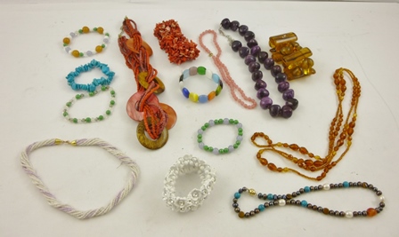 A SELECTION OF VARIOUS BEAD NECKLACES & BANGLES