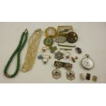 A SELECTION OF JEWELLERY including a silver and enamel shamrock brooch, a marcasite lizard brooch, a