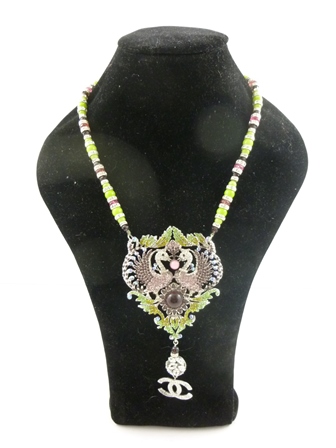 CHANEL A DIAMANTE PENDANT NECKLACE with green and red beads, peacocks and motifs, 50cm long - Image 3 of 3