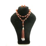 A 1920'S/30'S CRANBERRY GLASS FLAPPER NECKLACE AND A PAIR OF MATCHING EARRINGS, 80cm long plus drop