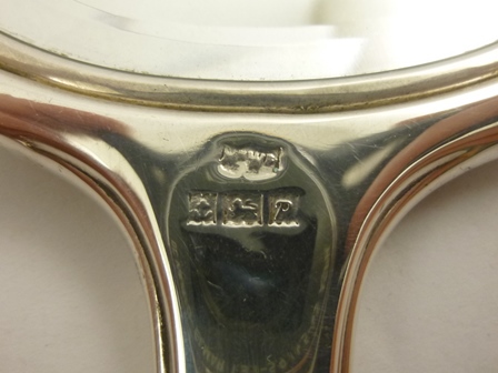 MAPPIN & WEBB A THREE PIECE SILVER DRESSING TABLE SET comprising; hand mirror, clothes brush and - Image 3 of 7