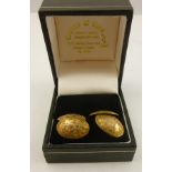 A PAIR OF 9CT GOLD GENTLEMAN'S CHAIN LINK CUFFLINKS, each with twin bright cut decorated ends, no