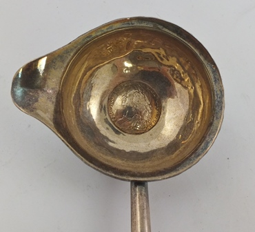 A GEORGIAN SILVER TODDY LADLE having bowl with spout and coin set base and whale bone handle - Image 2 of 5