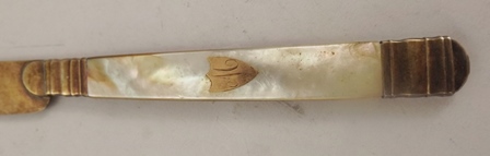 A CONTINENTAL SILVER GILT & MOTHER OF PEARL PAPER/FRUIT KNIFE having fixed blade and possibly gold - Image 2 of 6