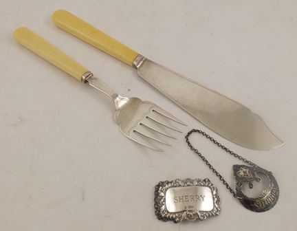 GOLDSMITHS AND SILVERSMITHS CO. LTD. A PAIR OF EARLY 20TH CENTURY SILVER BLADED FISH SERVERS,