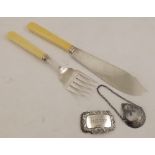 GOLDSMITHS AND SILVERSMITHS CO. LTD. A PAIR OF EARLY 20TH CENTURY SILVER BLADED FISH SERVERS,