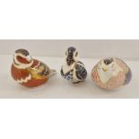 A SELECTION OF THREE ROYAL CROWN DERBY PORCELAIN BIRDS, each seated in English Imari and gilt