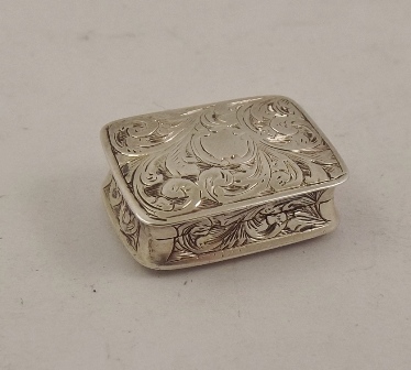 THOMAS DONES A MID 19TH CENTURY SILVER VINAIGRETTE, having acanthus leaf chased decoration, gilded