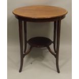 AN EDWARDIAN/EARLY 20TH CENTURY MAHOGANY CIRCULAR OCCASIONAL TABLE, having satinwood crossbanded and