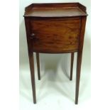 AN EARLY 19TH CENTURY MAHOGANY WASHSTAND having tray top with pierced handles, single cupboard and