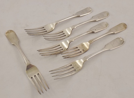 MIXED MAKERS A SUITE OF SIX VICTORIAN FIDDLE PATTERN SILVER DESSERT FORKS, various Victorian assays,