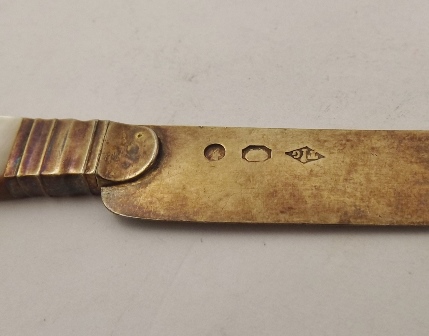 A CONTINENTAL SILVER GILT & MOTHER OF PEARL PAPER/FRUIT KNIFE having fixed blade and possibly gold - Image 3 of 6