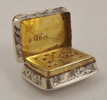 THOMAS DONES A MID 19TH CENTURY SILVER VINAIGRETTE, having acanthus leaf chased decoration, gilded - Image 3 of 4