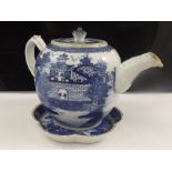 AN EARLY 19TH CENTURY CHINESE PORCELAIN TEAPOT having scroll moulded handle and spout, the cover