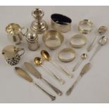 A QUANTITY OF SMALL SILVER ITEMS, to include three silver napkin rings, a pierced silver drum