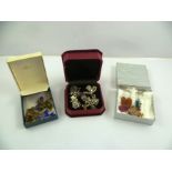 EIGHTEEN PAIRS OF EARLY 20TH CENTURY EARRINGS to include; diamante, cast coloured glass and