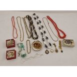 A SELECTION OF GOLD COLOURED METAL, SILVER & COSTUME JEWELLERY including; a twin horseshoe silver