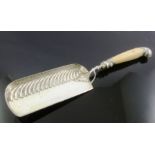 A LATE VICTORIAN/EDWARDIAN EPNS CRUMB TRAY, having pistol grip ivory handle and silver ferrule,