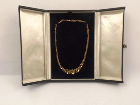 A FANCY 9CT GOLD COLLAR comprised of a graduated series of textured geometric forms and mounted with - Image 3 of 4