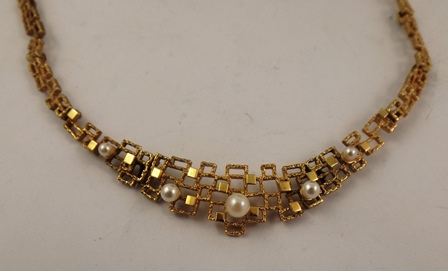 A FANCY 9CT GOLD COLLAR comprised of a graduated series of textured geometric forms and mounted with - Image 2 of 4