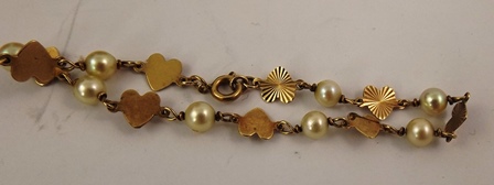 A SELECTION OF ITEMS OF GOLD, GOLD COLOURED METAL & SILVER JEWELLERY to include a ring, a cross - Image 3 of 7
