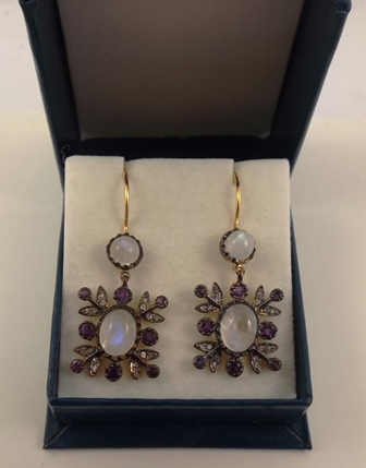 A PAIR OF MOONSTONE & AMETHYST MULTI GEM DROP EARRINGS each having gold coloured metal setting, with - Image 2 of 3