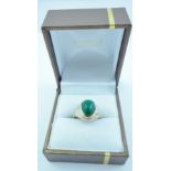 A MALACHITE SET SIGNET RING, having oval cabochon stone in 9ct gold setting, size M