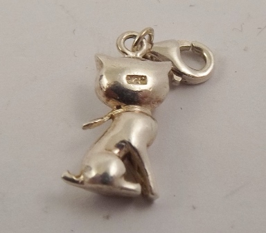 A 9CT GOLD AND ENAMEL PENDANT fashioned as a seated cat on chain, a 9ct LOCKET fashioned as a seated - Image 2 of 2