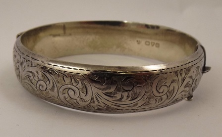 A SELECTION OF ITEMS OF GOLD, GOLD COLOURED METAL & SILVER JEWELLERY to include a ring, a cross - Image 6 of 7