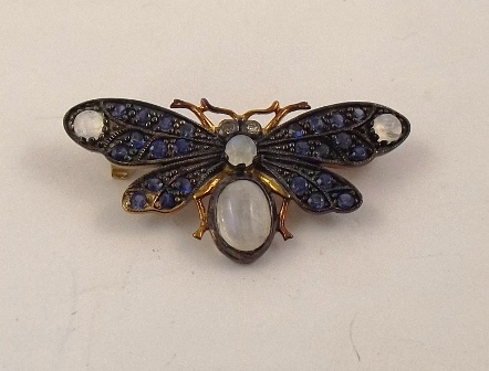 A SILVER GILT MOUNTED INSECT/BUTTERFLY BROOCH set with sapphires and moonstones