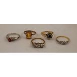 A SELECTION OF FIVE 9CT GOLD, GOLD COLOURED METAL AND WHITE METAL SET DRESS RINGS, to include a