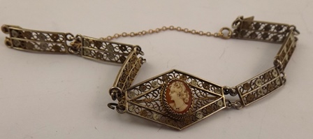 A SELECTION OF ITEMS OF GOLD, GOLD COLOURED METAL & SILVER JEWELLERY to include a ring, a cross - Image 2 of 7