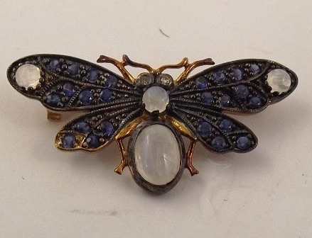 A SILVER GILT MOUNTED INSECT/BUTTERFLY BROOCH set with sapphires and moonstones - Image 2 of 2